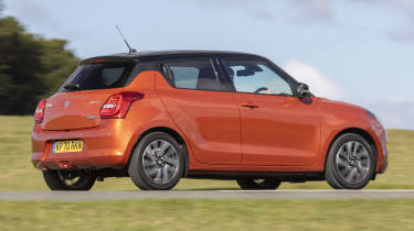Suzuki Swift 2020 на дороге